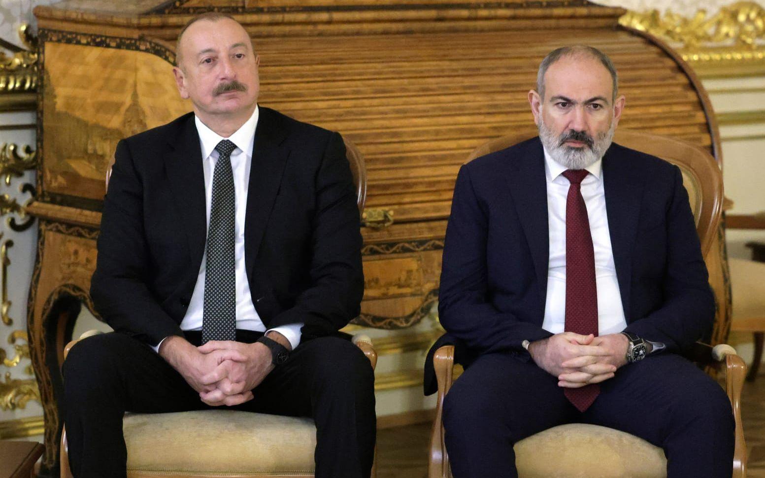 Ilham Aliyev och Nikol Pasjinjan, ledare för ärkefienderna Azerbajdzjan och Armenien, under ett toppmöte för forna Sovjetrepubliker i S:t Petersburg i fjol.