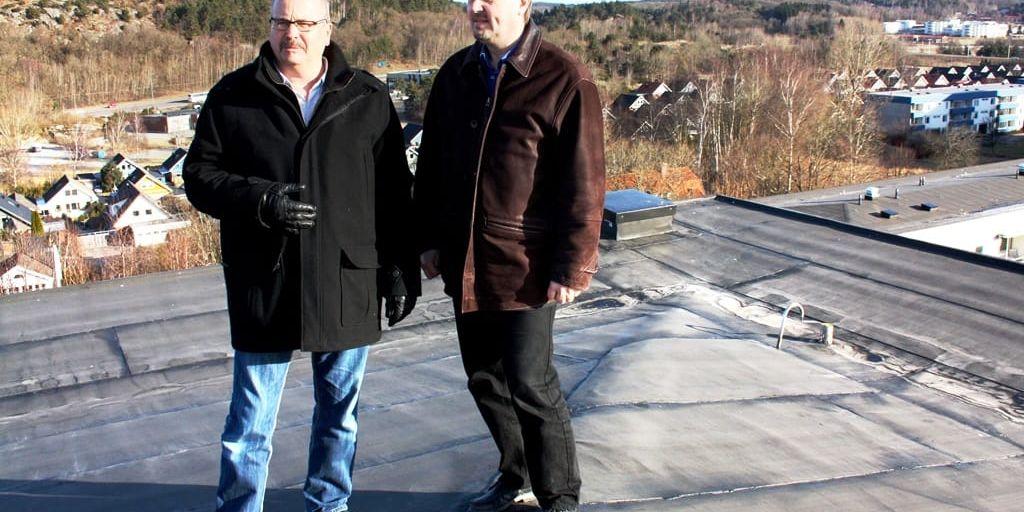 Benny Strandberg (KD) och Johan Holmberg (S) hoppas att uppemot 150 ungdomslägenheter ska kunna byggas på hyreshustak runt om i Kungälv.
