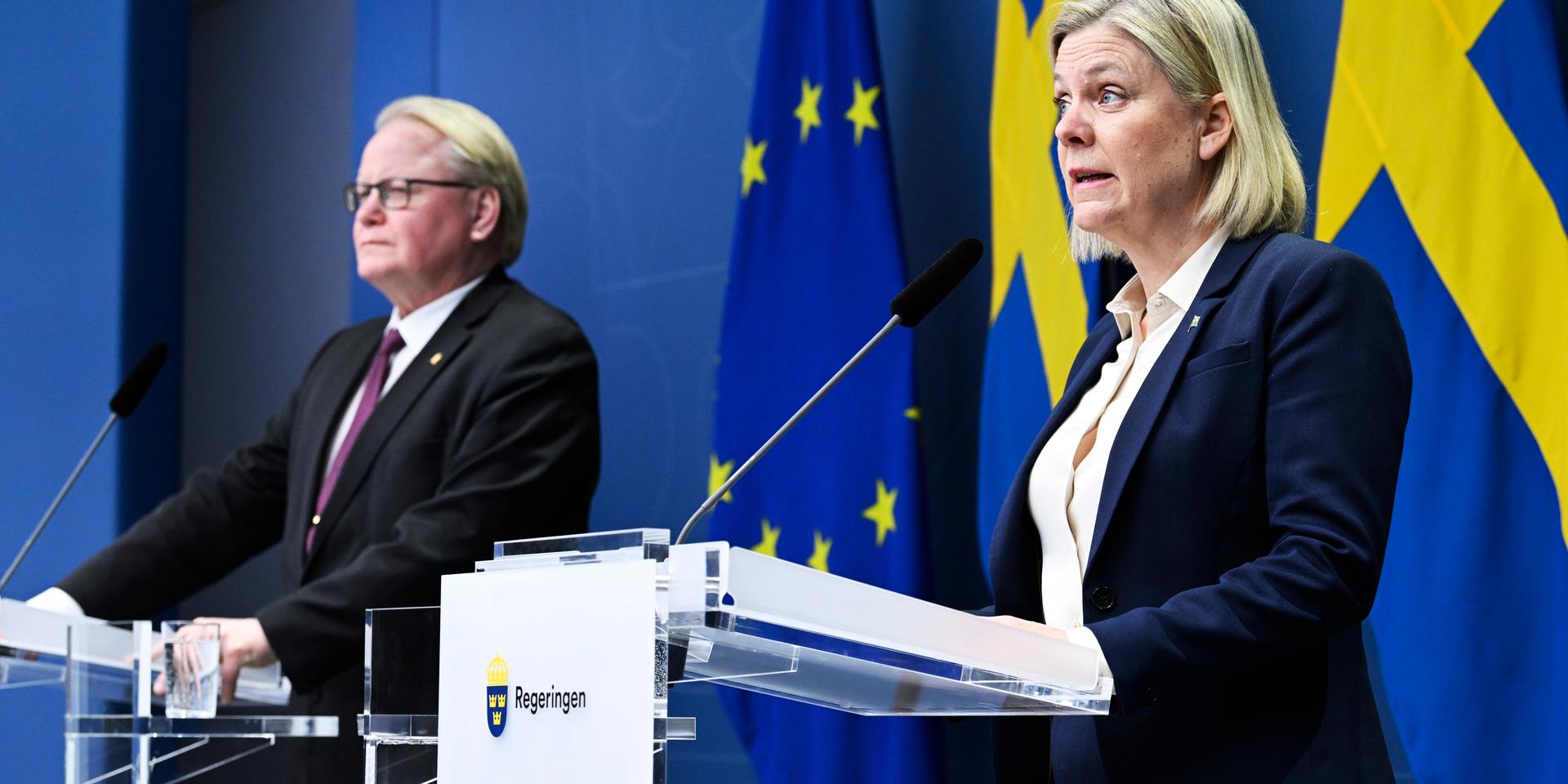 Försvarsminister Peter Hultqvist och statsminister Magdalena Andersson har snabbt bytt fot om svensk säkerhetspolitik. 