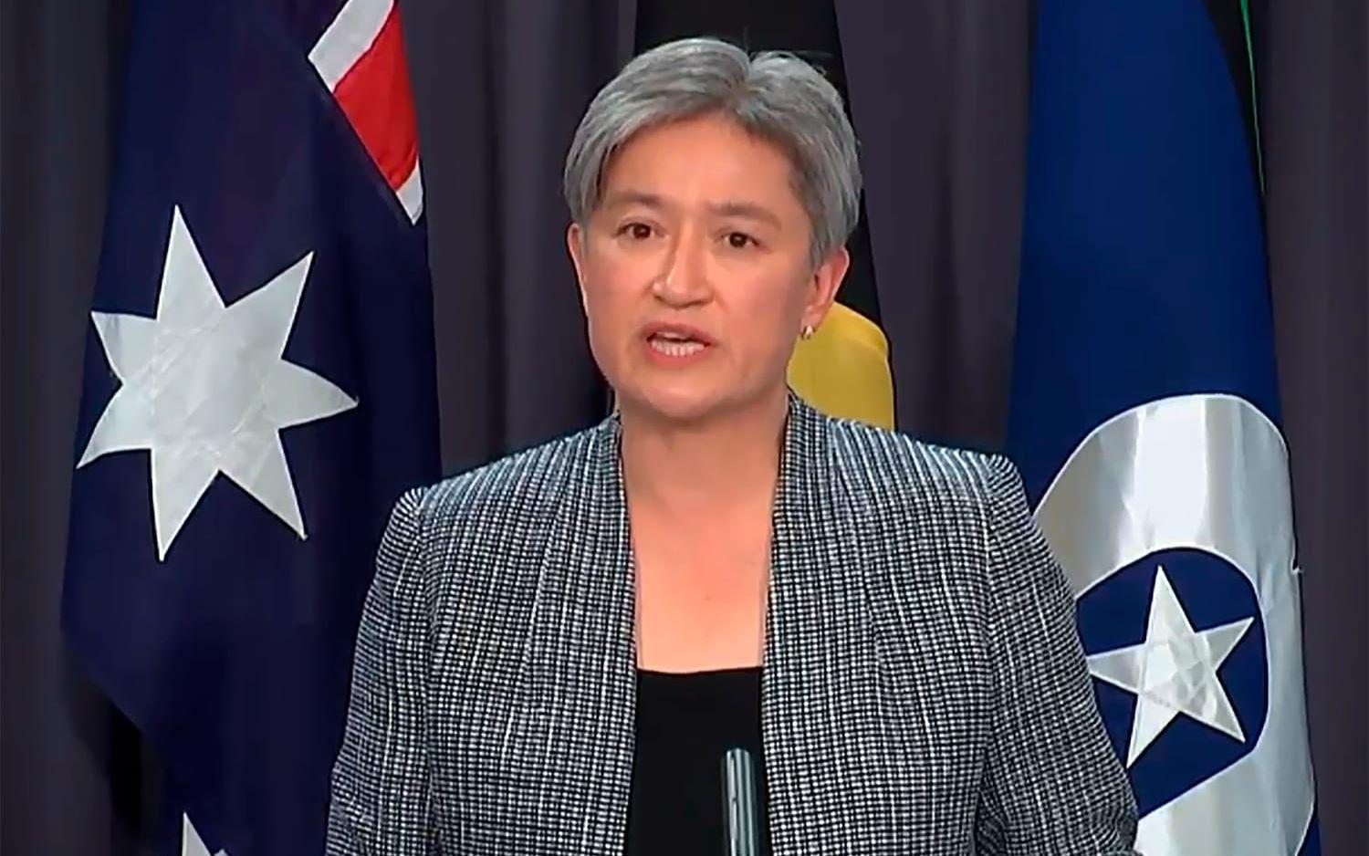 Penny Wong vid tisdagens presskonferens i Canberra.