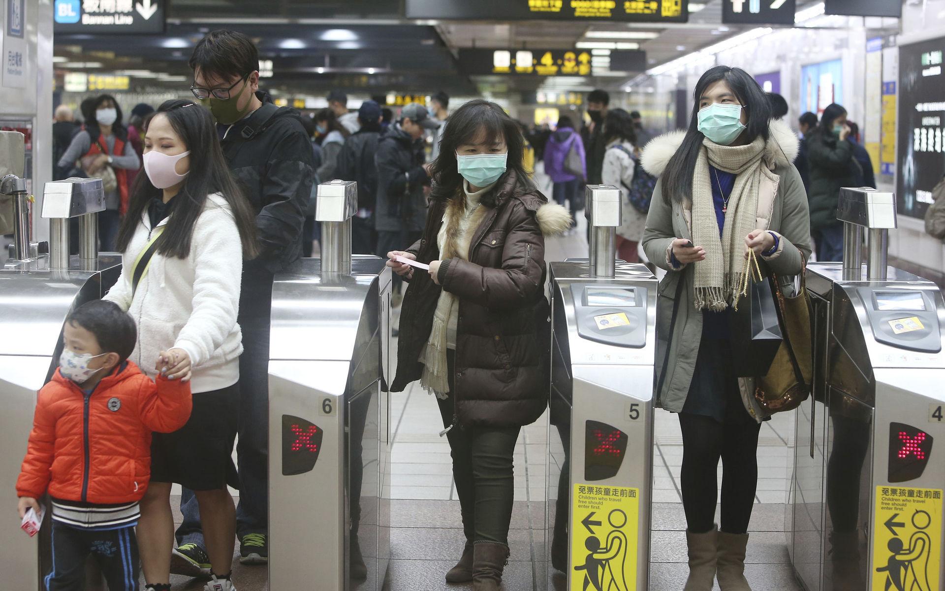 Medborgare i både Kina och andra länder, som här i Taiwan, uppmanas att bära munskydd för att skydda sig mot viruset.
