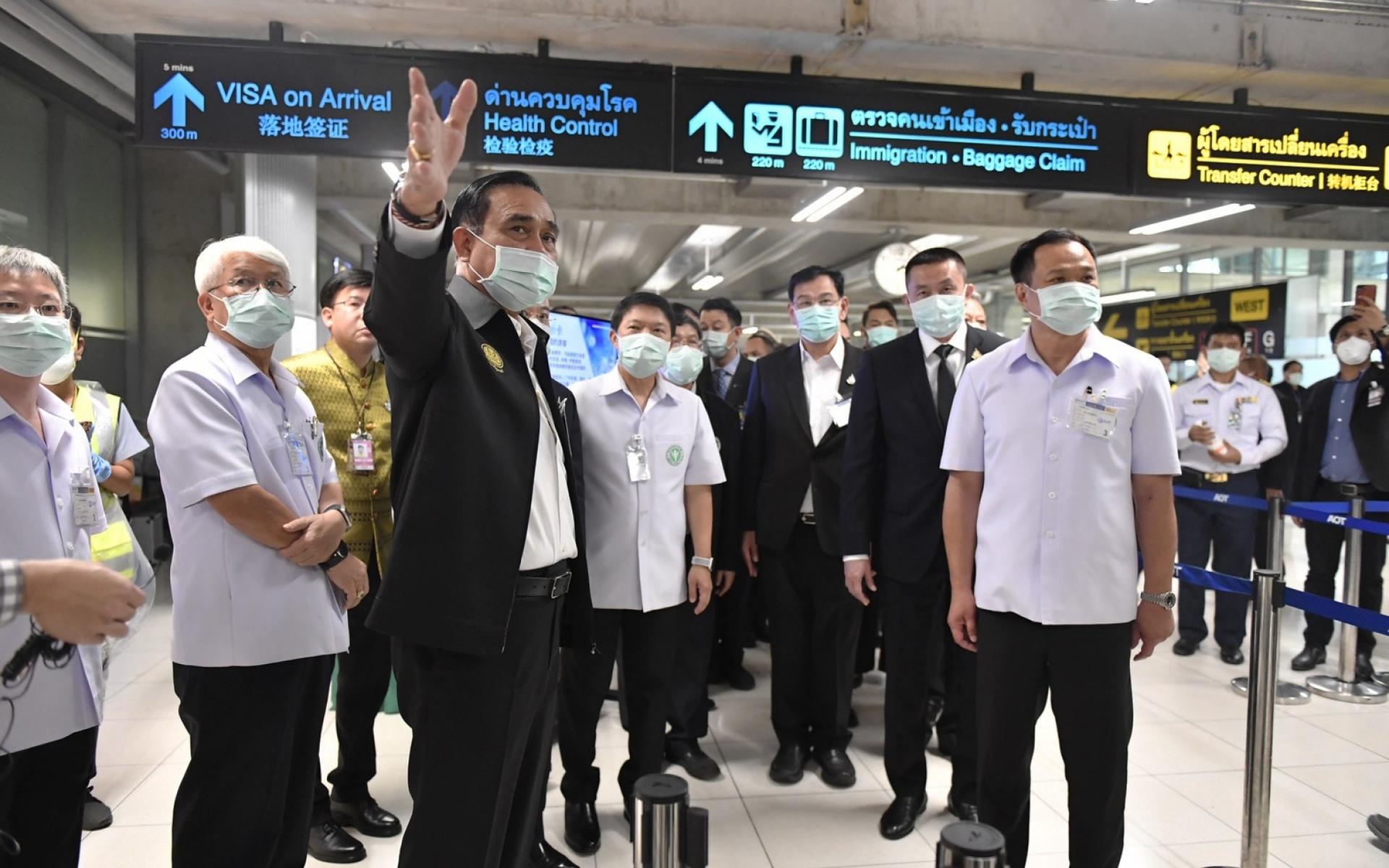 Flygplatser världen över har höjt sin beredskap med anledning av utbrottet, bland annat på Bangkoks internationella flygplats Suvarnabhumi.