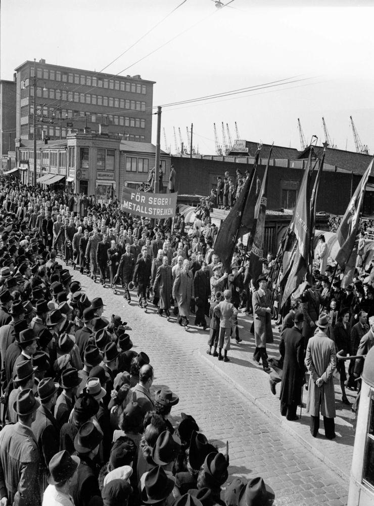 Bild från Metallstrejken i april 1945, på Järntorget i Göteborg. Över 8 000 deltagare gick i demonstrationståget. 120 000 verkstadsarbetare deltog totalt runt om i landet.