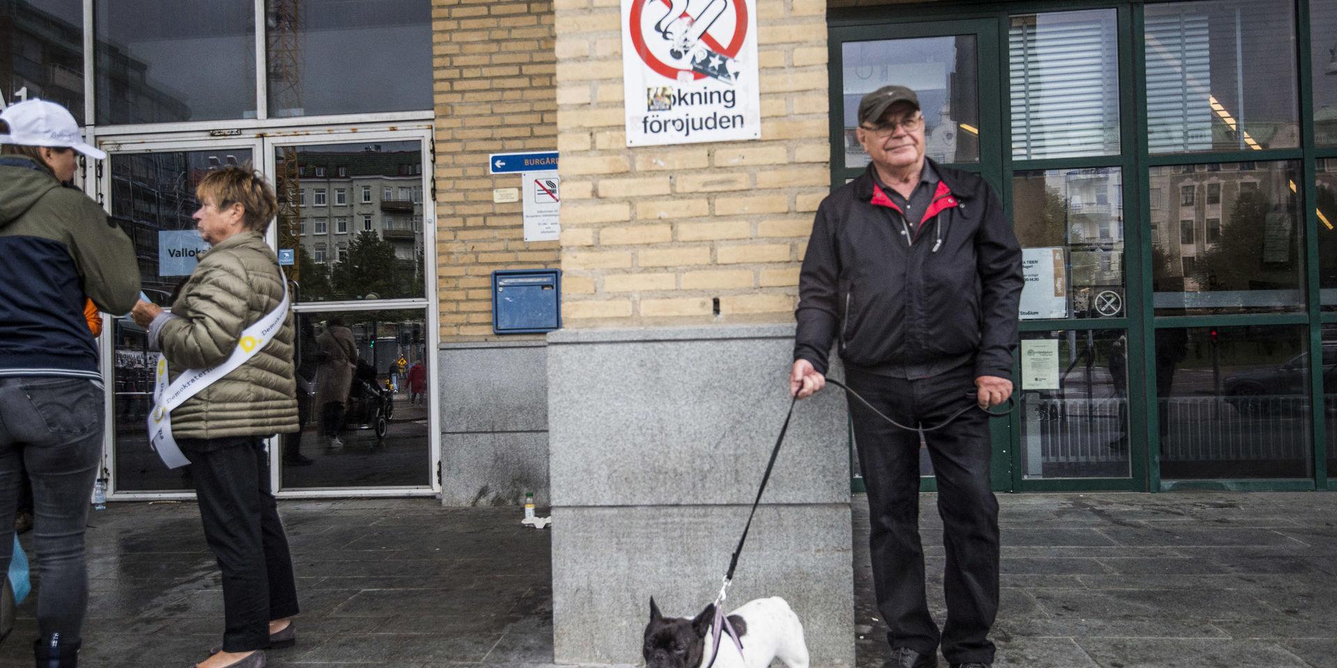 Hunden Lucy med husse Bengt Arkhult utanför Burgårdens gymnasium på söndagen. 