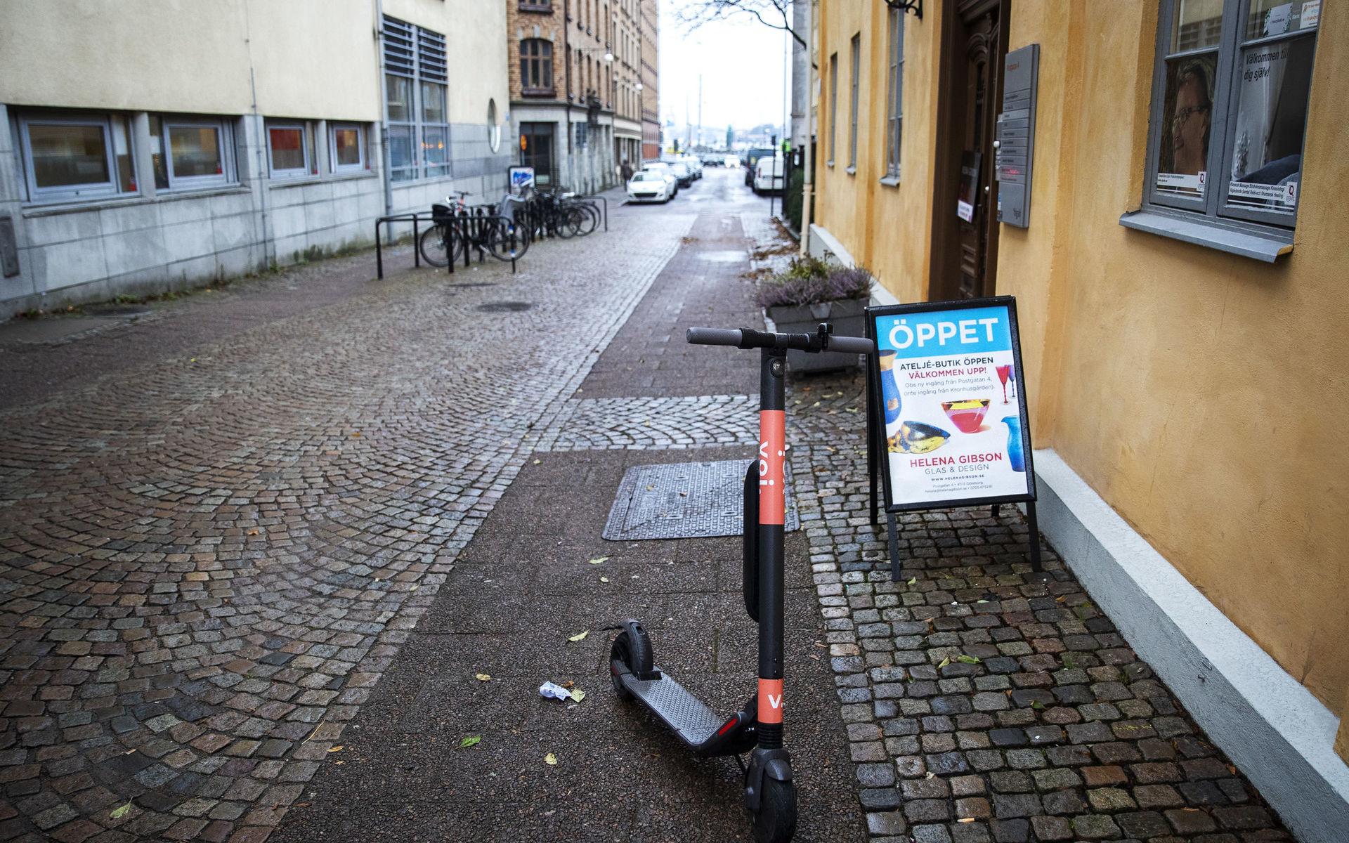 De väcker nyfikenhet där de står, Göteborgs nya sparkcyklar. Flera är framme och klämmer på de eldrivna fordonen. 