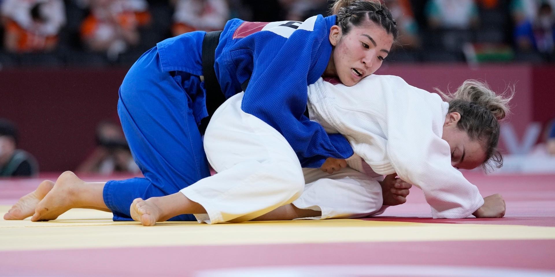 Gabriela Chibana i blå dress, slog ut Malawis judoka Harriet Boniface på bara 14 sekunder. Här möter hon en judoka från Kosovo i nästa omgång. 
