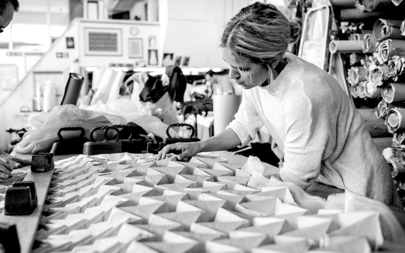 Jobbar på uppdrag. Ännu säljs inte Jule Waibels produkter, förutom plånböcker och nyckelringar, men hon funderar på att sätta sin design i större produktion framöver.