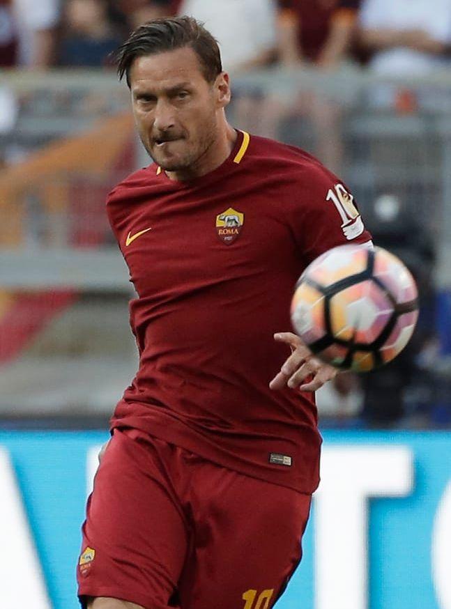 Francesco Totti firades ordentligt i sin sista match för Roma. Bildbyrån/TT.
