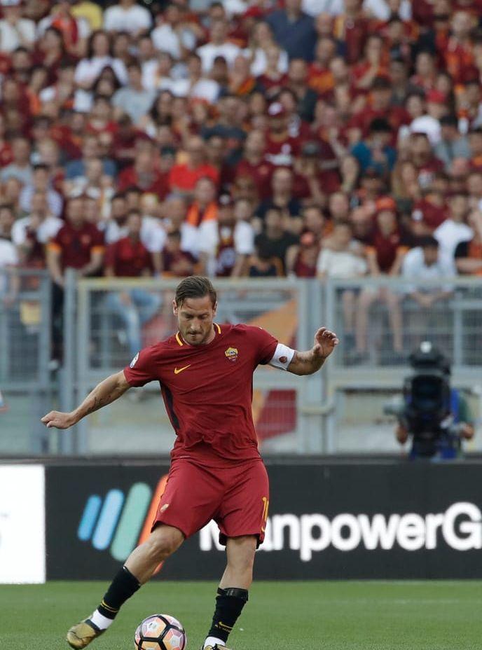 Francesco Totti firades ordentligt i sin sista match för Roma. Bildbyrån/TT.
