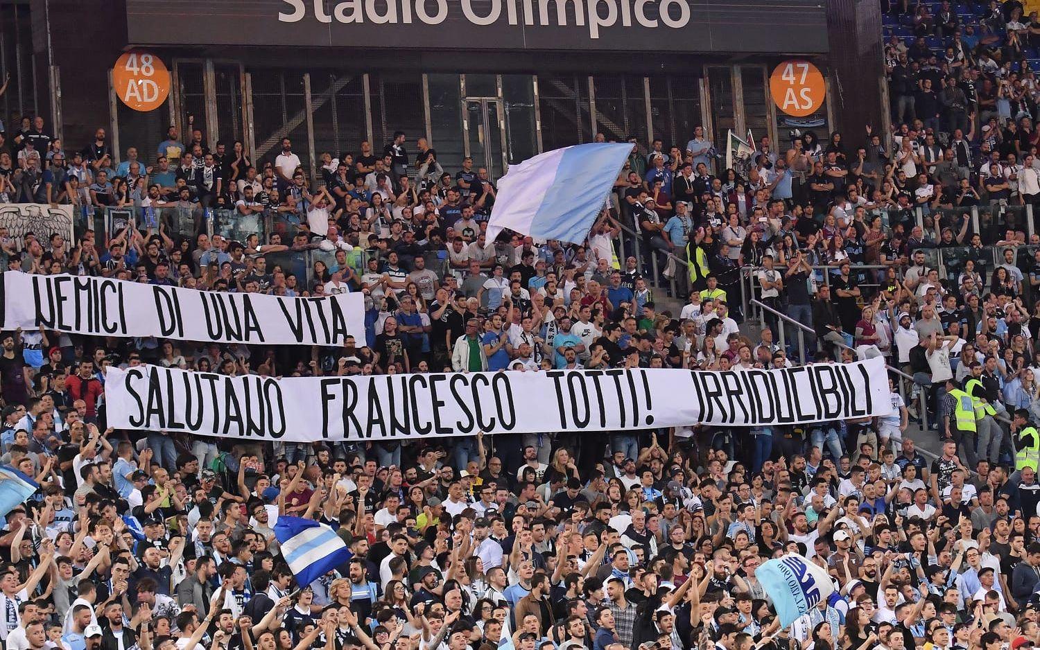 Till och med fansens till ärkerivalen Lazio hyllade Totti i förra omgången. Bild: Bildbyrån.
