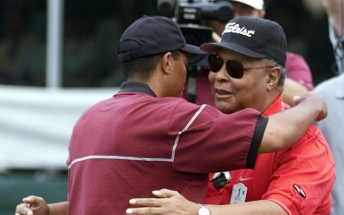 Earl och Tiger Woods arbetade nära varandra på golfbanan tidigt.