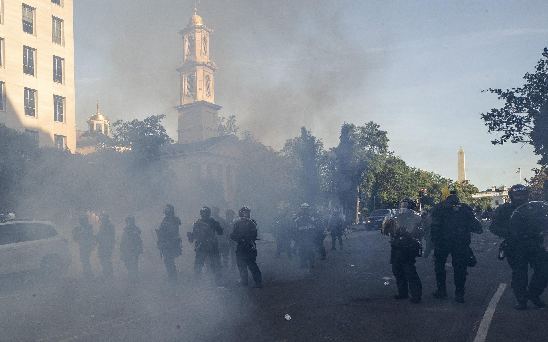 Tårgas fyller luften när kravallpolis skingrar demonstranter vid St John&apos;s kyrka som ligger på andra sidan Lafayette Park sett från Vita huset.