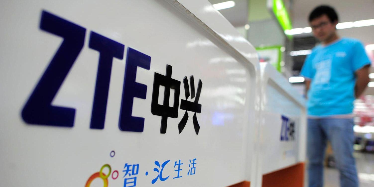 USA:s president Donald Trump uppger att han samarbetar med sin kinesiske kollega Xi Jinping för att underlätta för det bestraffade kinesiska telekomföretaget ZTE att göra affärer igen. Arkivbild.