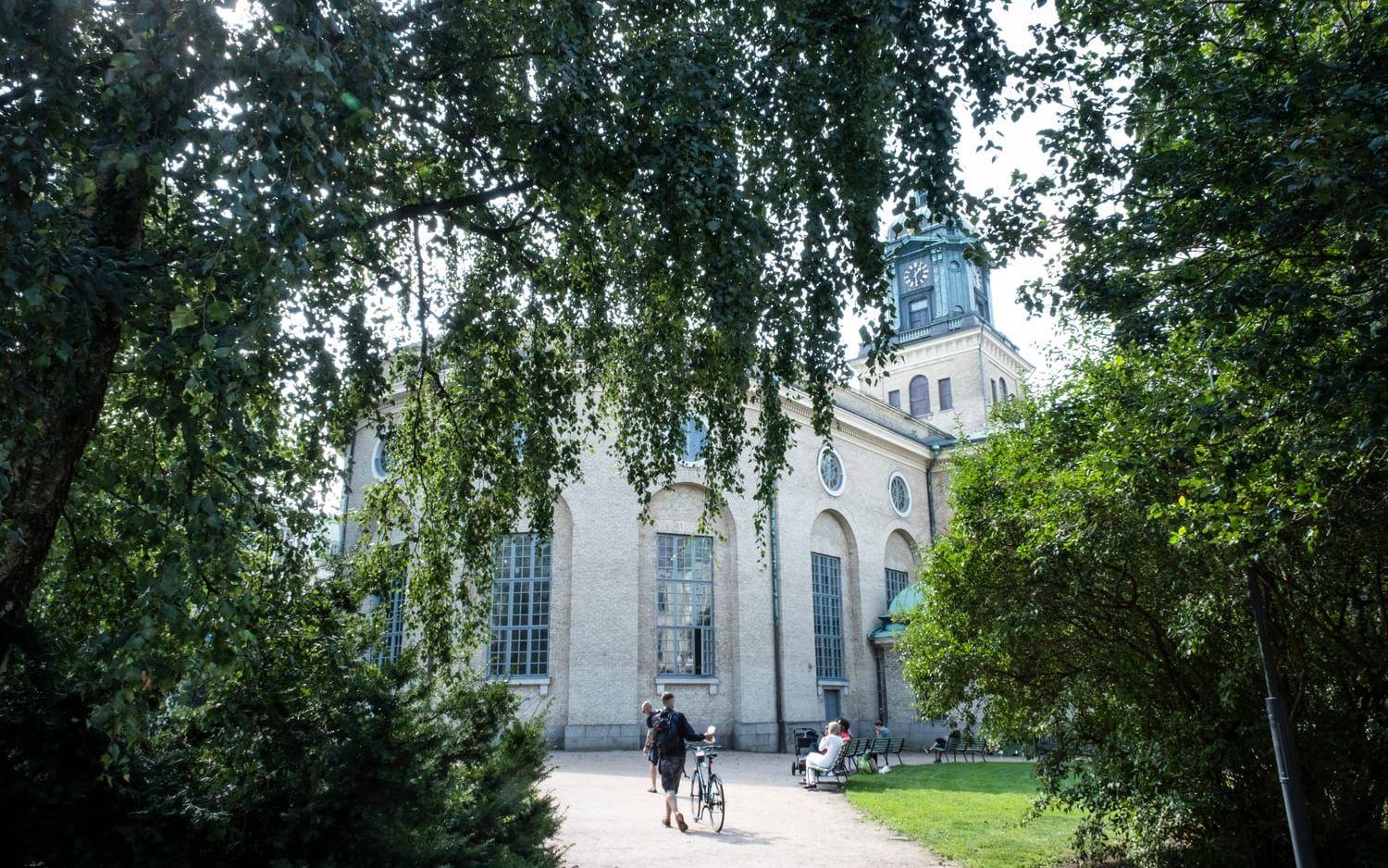 Domkyrkan i Göteborg bakom grönska. 