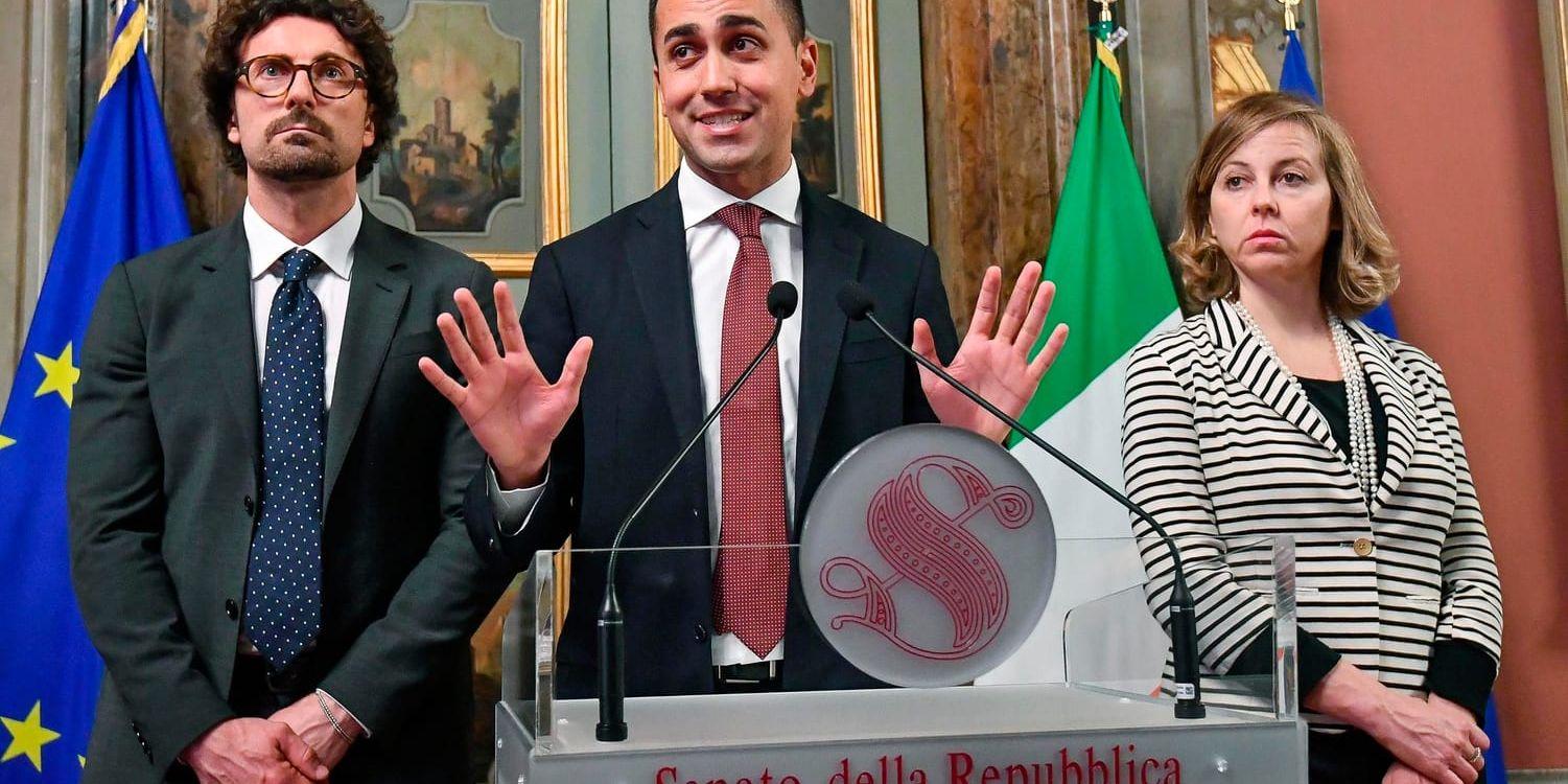Ledaren för Femstjärnerörelsen, Luigi Di Maio, omgiven av sina partikollegor Danilo Toninell och Giulia Grillo.