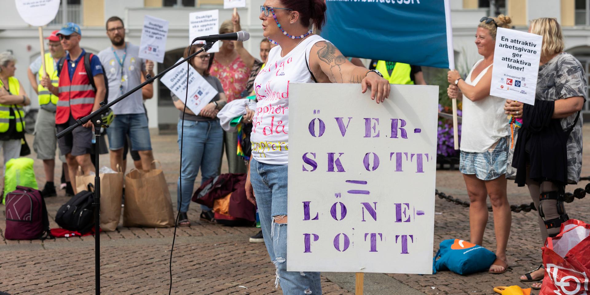Måndagen den 15 augusti samlades kommunalanställda på Gustav Adolfs torg för att demonstrera för högre löner. Kristina Ramstedt, ordförande för Vision i Göteborg, var en av arrangörerna.
