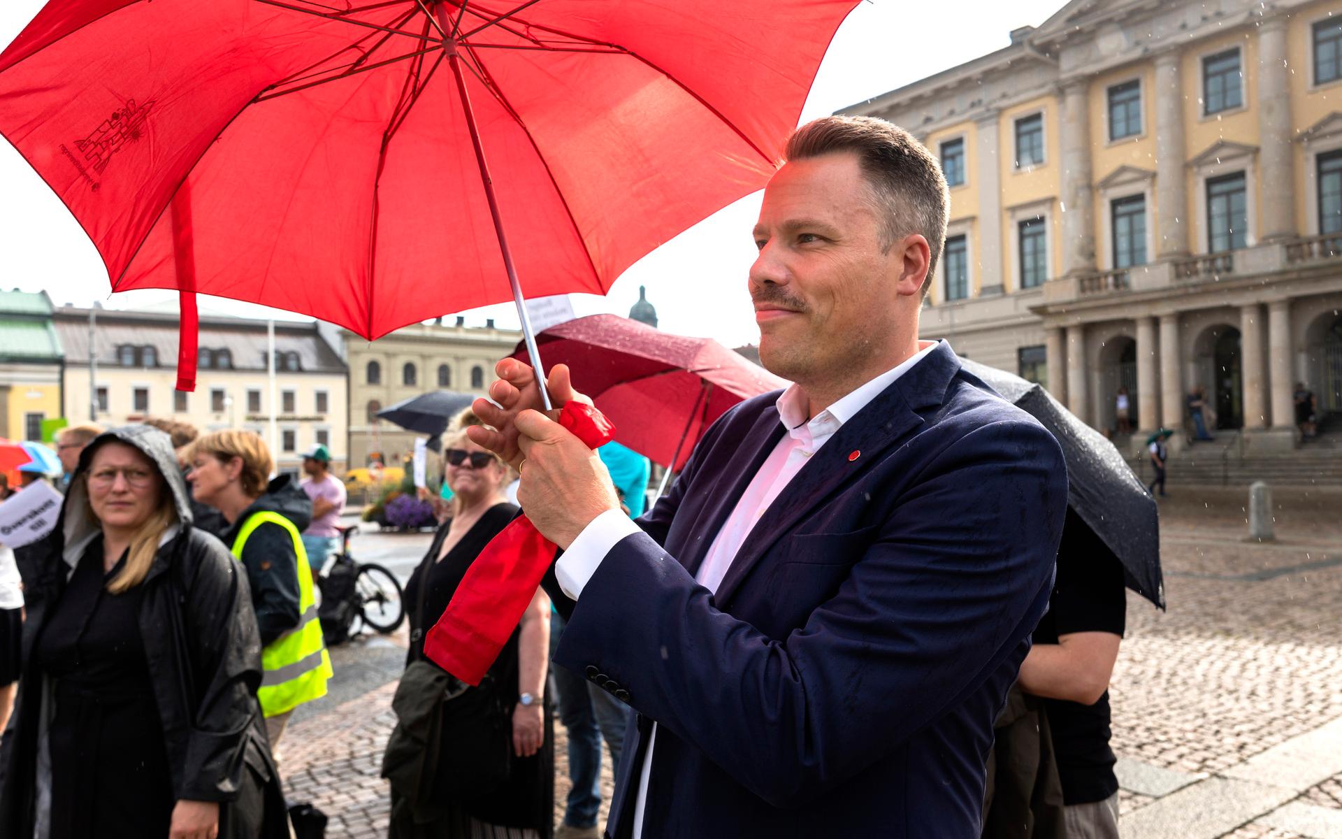 Vänsterpartiets Daniel Bernmar lyssnade och talade under manifestationen. Han riktade bland annat kritik mot hur pengarna har disponerats de senaste fyra åren.