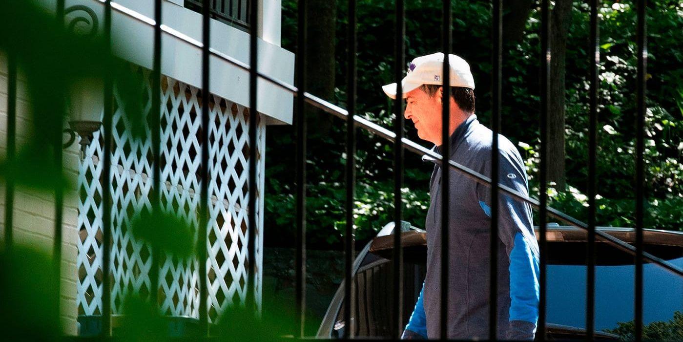 Den sparkade FBI-chefen James Comey utanför sitt hem, dagen efter att USA:s president Donald Trump avskedat honom. Arkivbild.