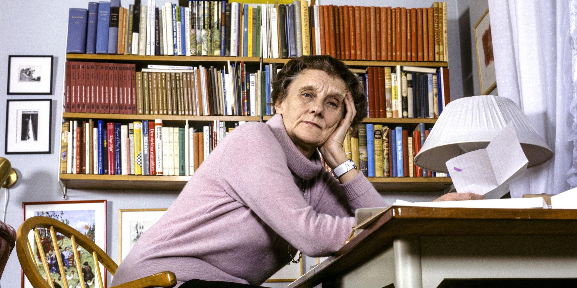 Barnboksförfattaren Astrid Lindgren sitter vid skrivbordet i sitt hem på Dalagatan i Stockholm 20:e december 1978.

