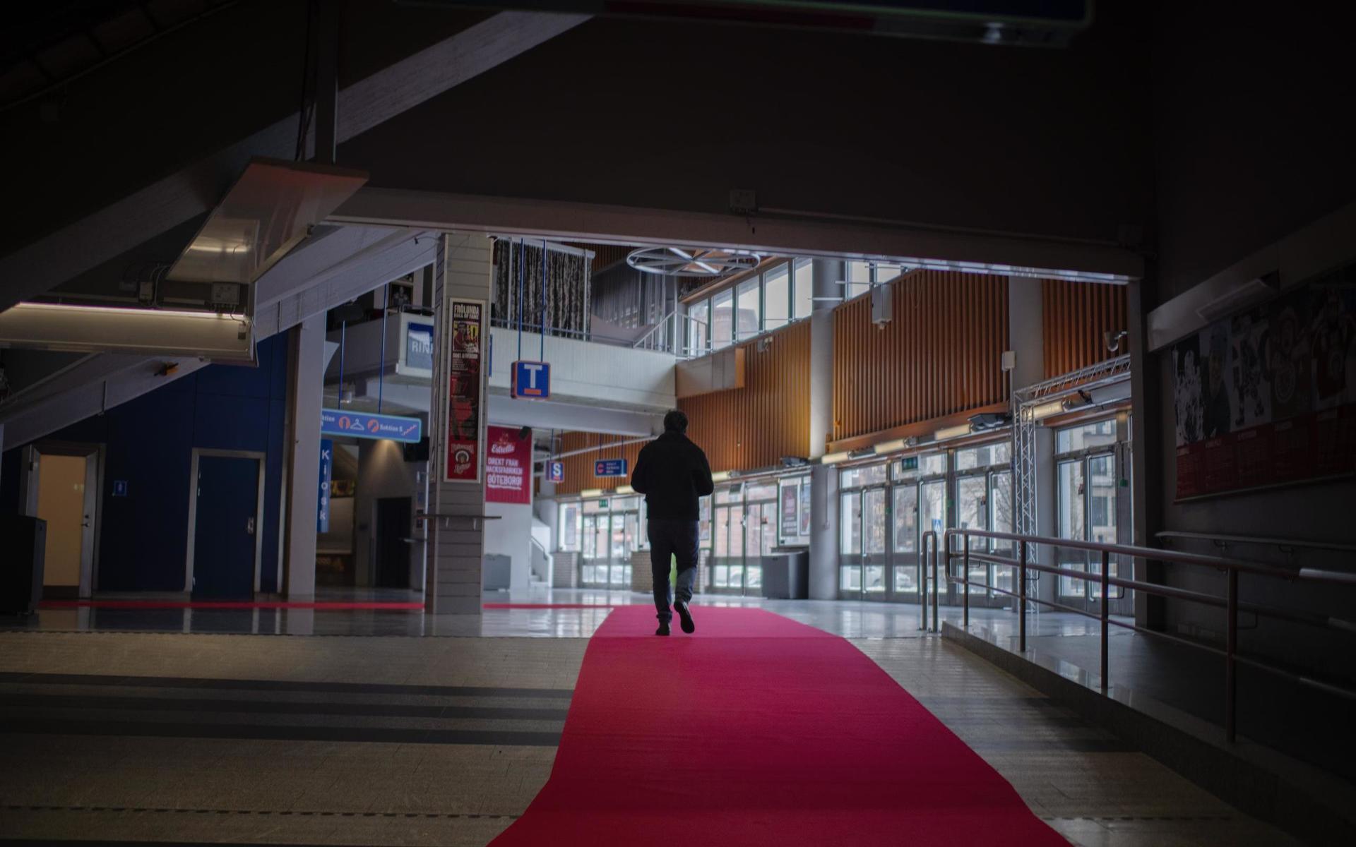 Björn Werner går på den långa röda mattan mot ”salongen”.