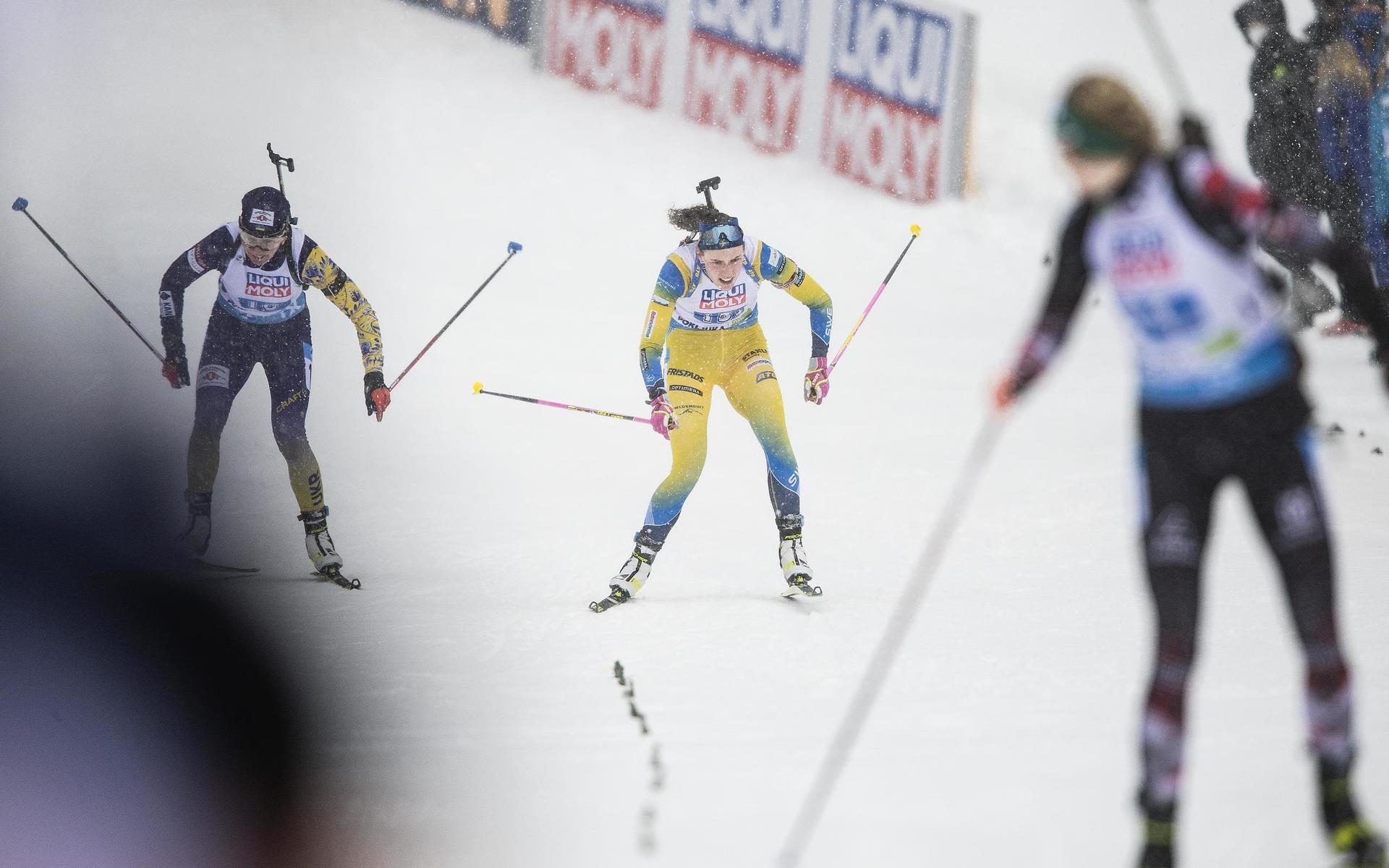 Olena Pidhrusjna och Hanna Öberg spurtade om bronset i mixedstafetten. 