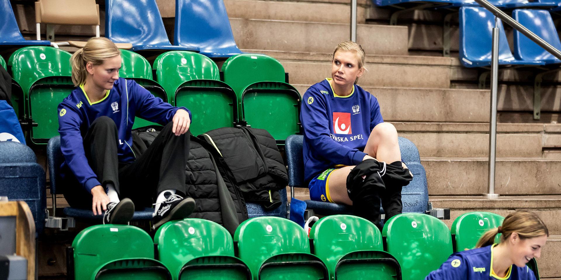 Det svenska handbollslandslaget tränade i veckans första pass i Arena Älvhögsborg. Johanna Bundsen och Jenny Alm fanns med under den lätta träningen.