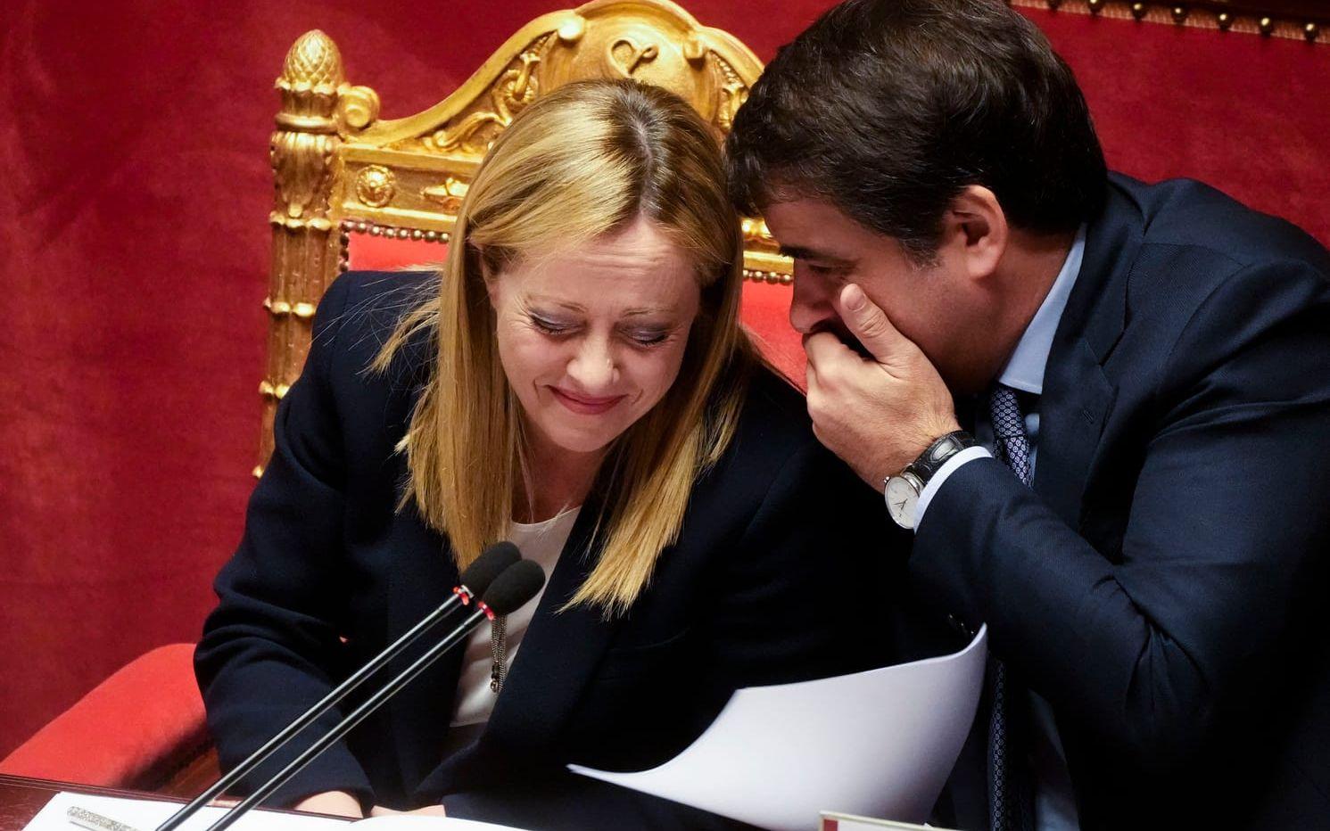 Italiens premiärminister Giorgia Meloni med sin Europaminister Raffaele Fitto, också han från ytterhögerpartiet Italiens bröder. Arkivbild.