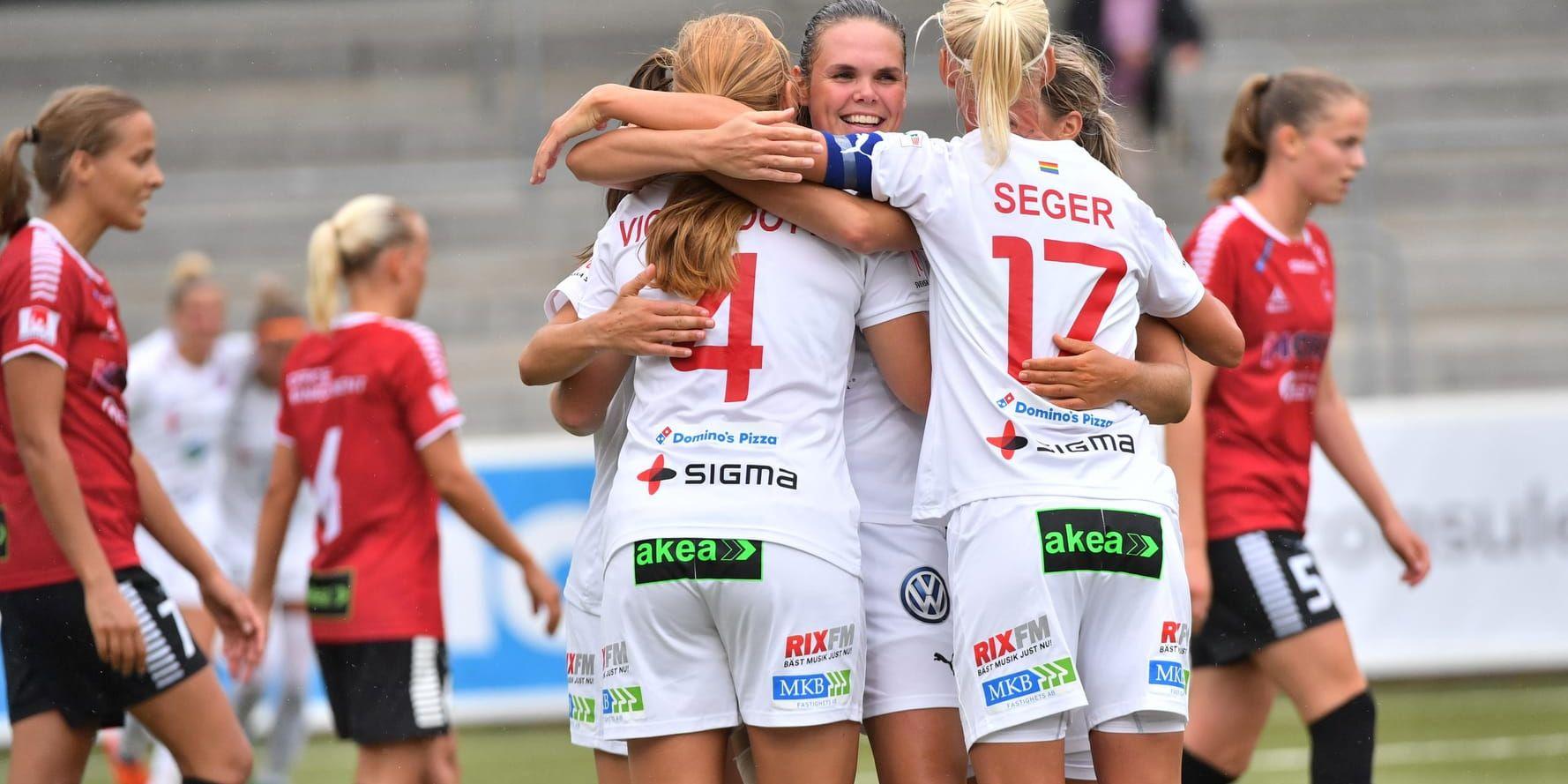 Rosengårds Simone Boye Sørensen kramas om efter sitt 2–0-mål i Malmöderbyt mot Limhamn Bunkeflo. Rosengård vann till slut med 3–0.