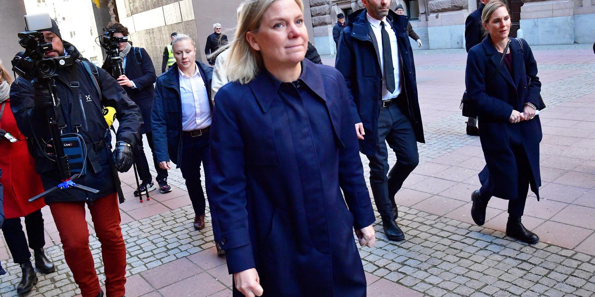Magdalena Andersson på väg till talmannen.
