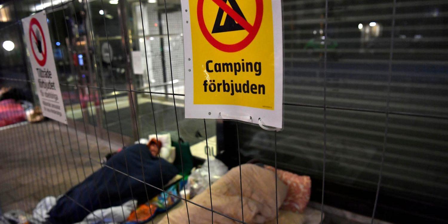En lapp med texten "Camping förbjuden" där hemlösa sover i centrala Stockholm. Arkivbild.