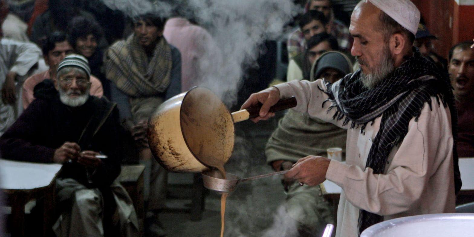 Pakistaniern Naeik Mohammed häller upp te åt sina kunder i Lahore, Pakistan. Te, eller chai som det heter i Pakistan, dricks dagligen av de flesta invånarna. 