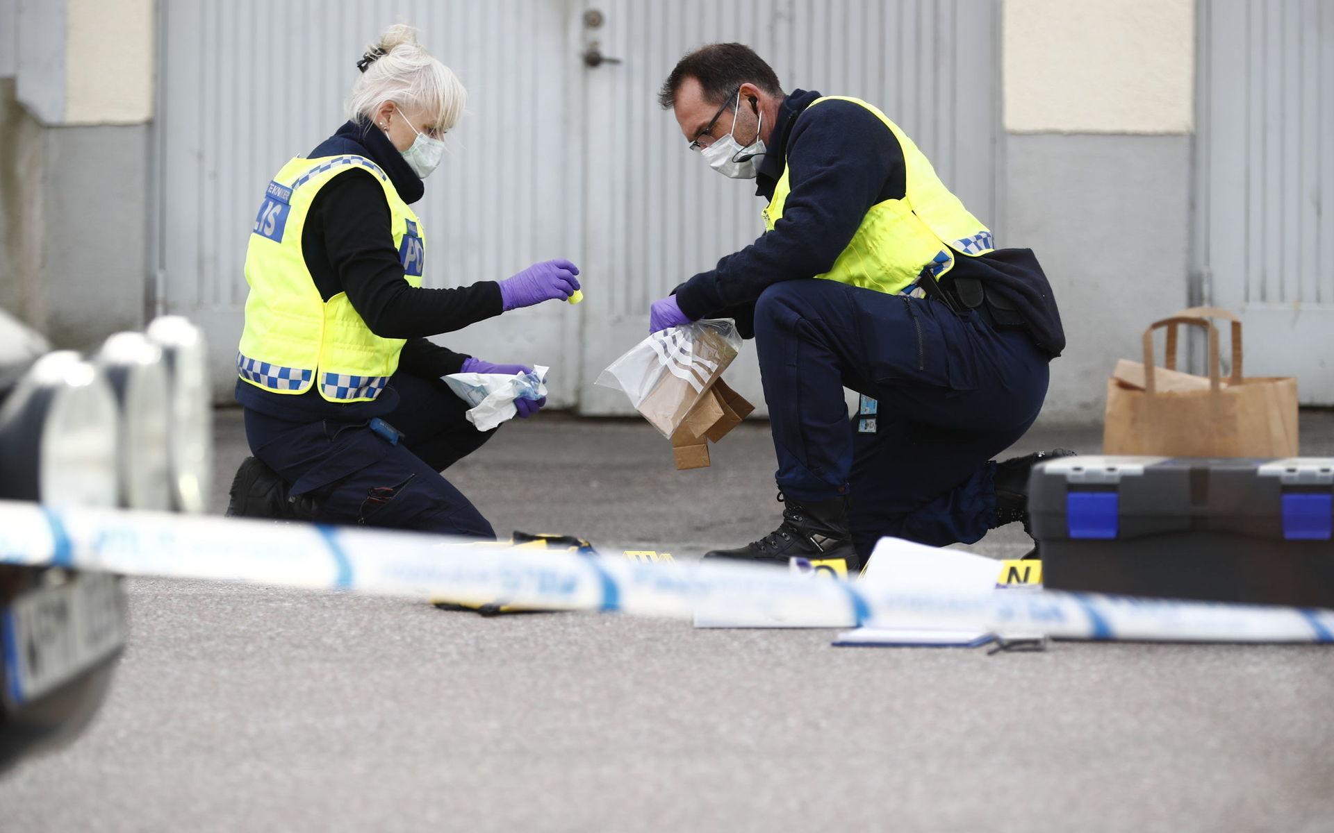 Polisens tekniker säkrade en rad tomhylsor efter skottlossningen i Brämaregården på Hisingen. Den misstänkte skytten greps senare vid Backaplan efter att ha blivit påkörd. 