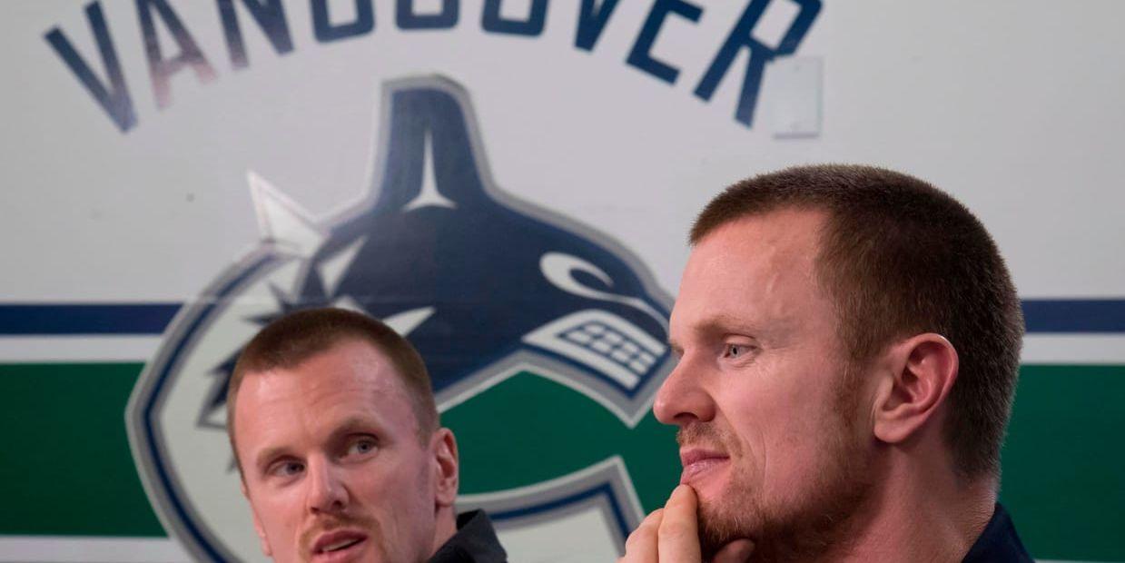 Vancouvers Henrik Sedin, till höger, och Daniel Sedin vid en presskonferens om beskedet att de slutar.