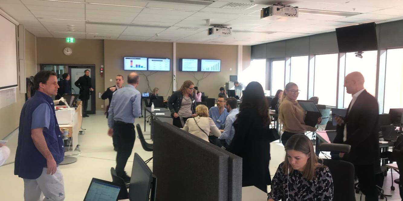 I ett mötesrum på Karolinska universitetssjukhuset arbetar ett 50-tal personer med att säkra leveransen av skyddsutrusningsmateriel. 