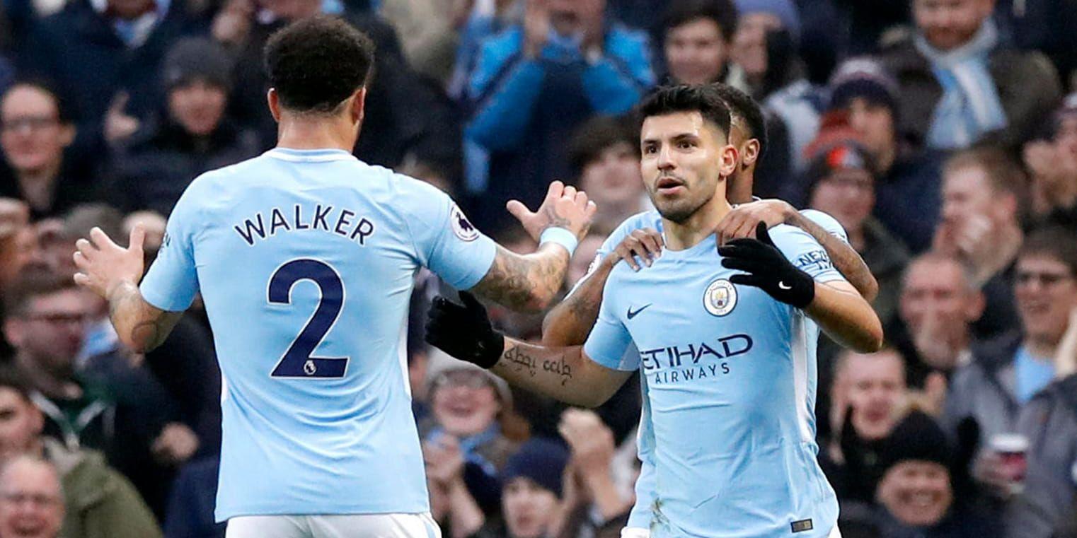 Manchester Citys Sergio Aguero (till höger) firar ett av sina två mål i 4–0-segern mot Bournemouth.