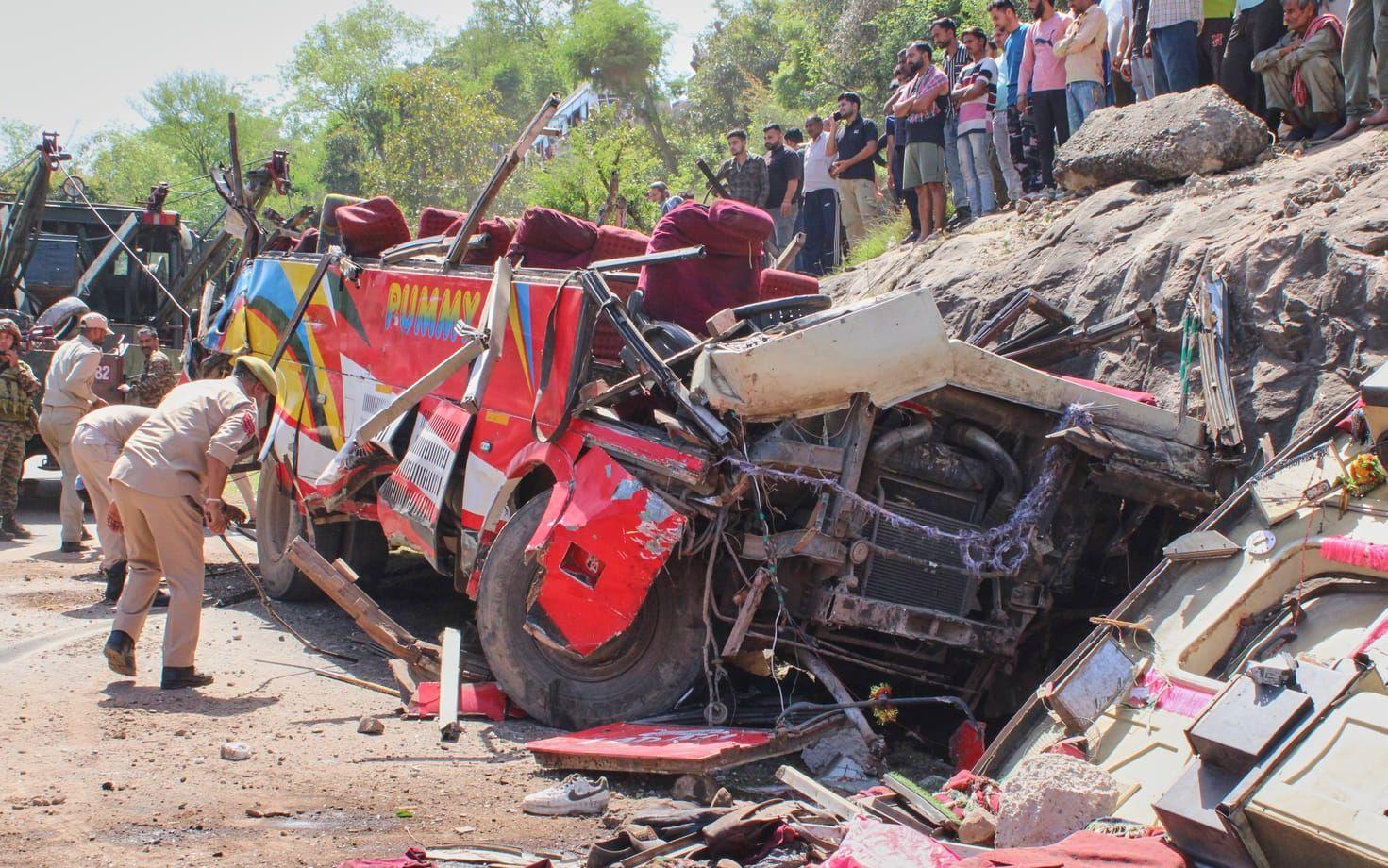 Poliser och åskådare vid olycksplatsen nära byn Kagort, runt tio mil från Jammu i Indienkontrollerade Kashmir.