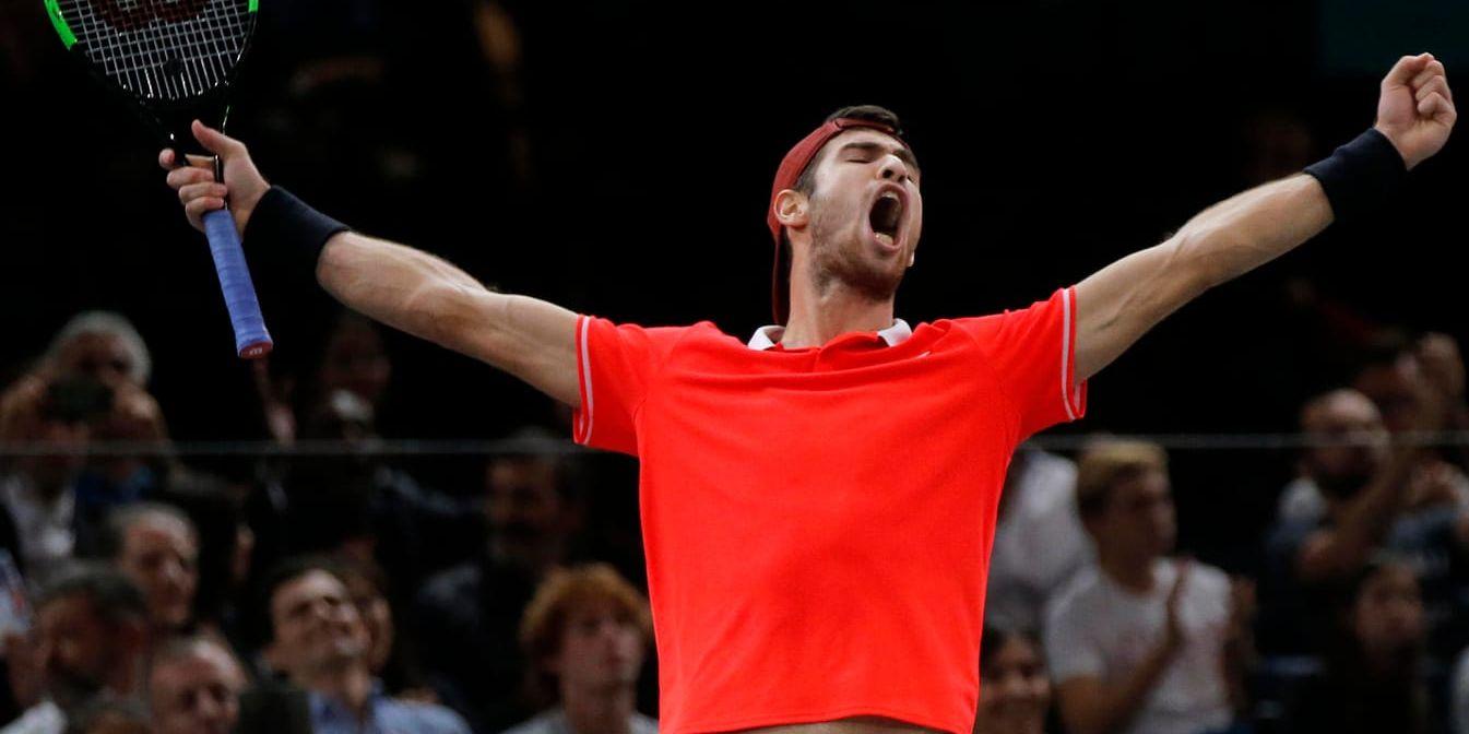 Karen Chatjanov skriker ut sin glädje efter segern mot Novak Djokovic i Paris.