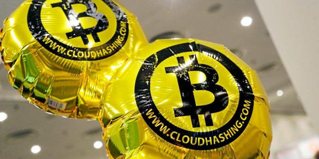 Ballonger med bitcoinsymboler på en konferens i New York.