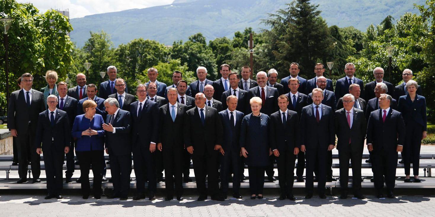 Solen skiner över EU:s stats- och regeringschefer som samlas i Sofia till gemensamt gruppfoto med ledarna från sex länder på västra Balkan.
