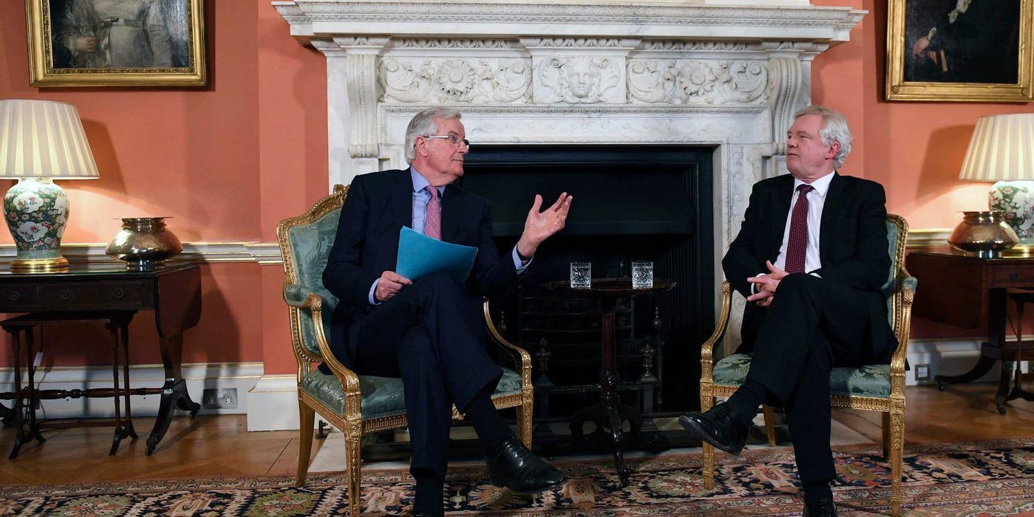EU:s chefsförhandlare om brexit, Michel Barnier, på besök hos brittiske brexitministern David Davis i London.