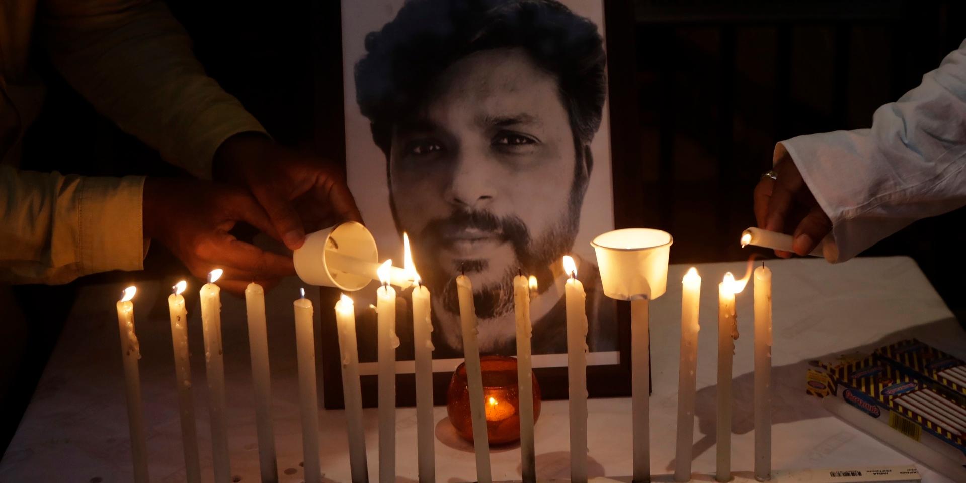 Kollegor tänder ljus för att hedra Reutersfotografen Danish Siddiqui i Mumbai, Indien. Den Pulitzerprisade fotografen dödades när han dokumenterade striderna mellan afghanska regeringsstyrkor och talibanerna.