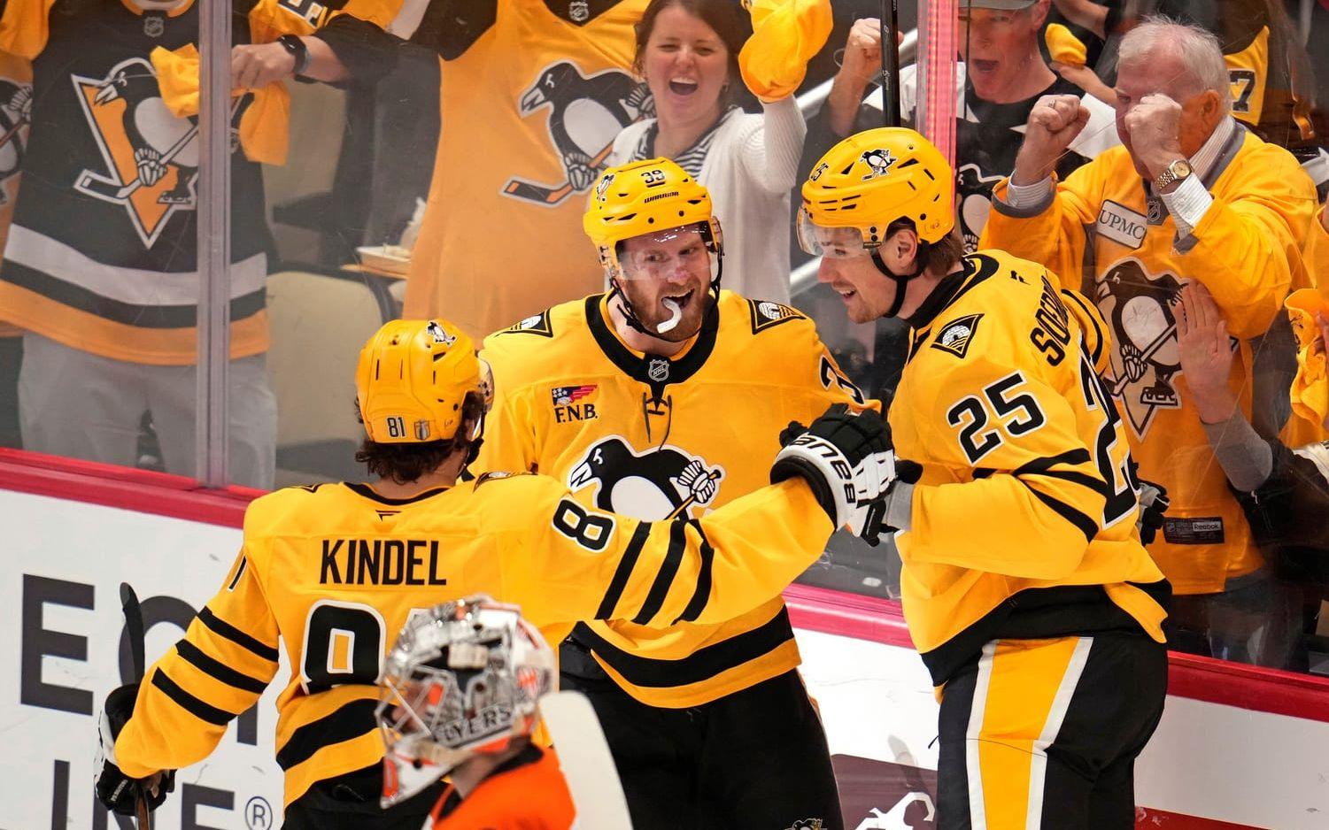 Pittsburghs Elmer Söderblom (25) firar sitt mål i segermatchen mot Philadelphia. 