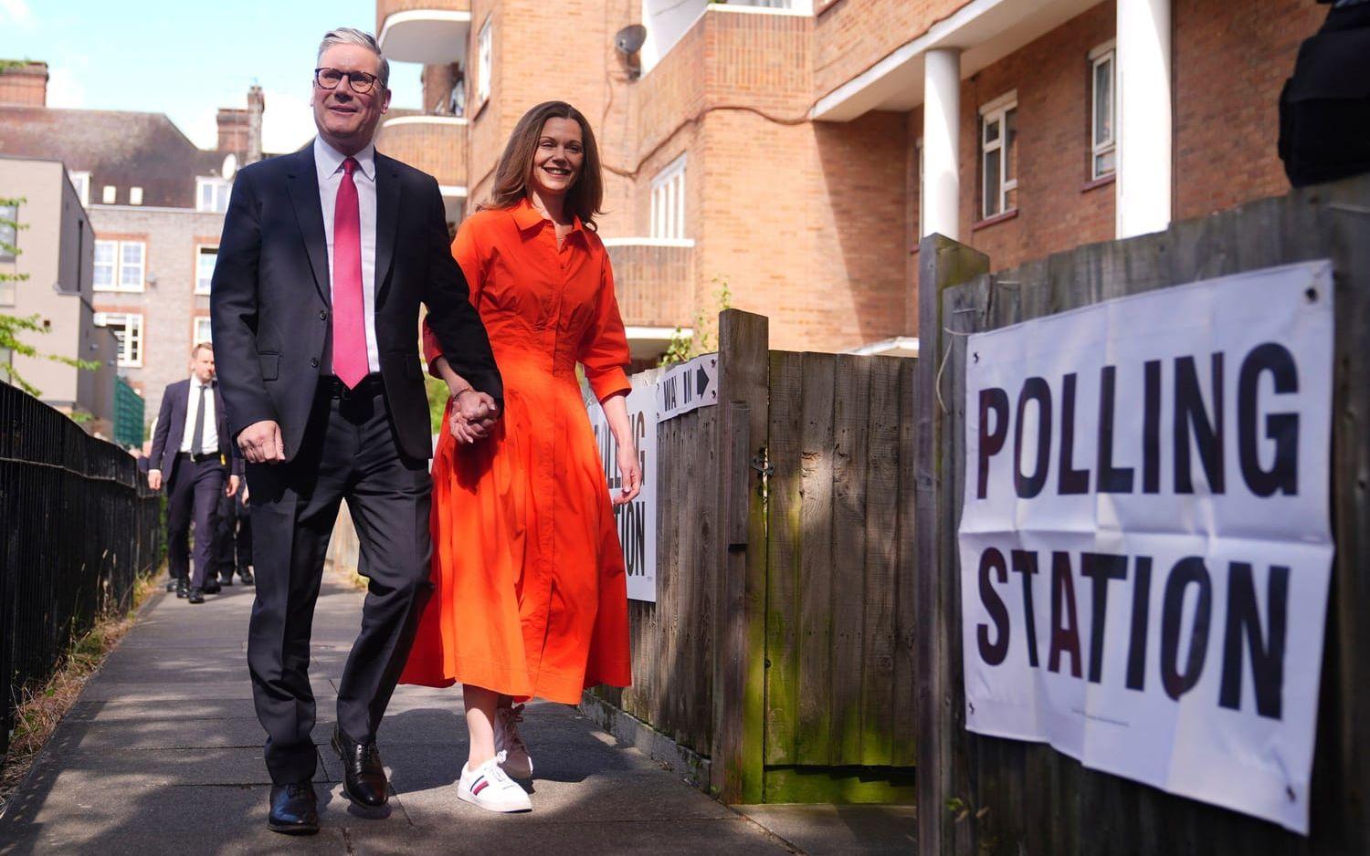 Labourledaren Keir Starmer och hans fru Victoria utanför en vallokal Camden i norra London. Opinionsundersökningarna pekar på att Starmer blir Storbritanniens nästa premiärminister.