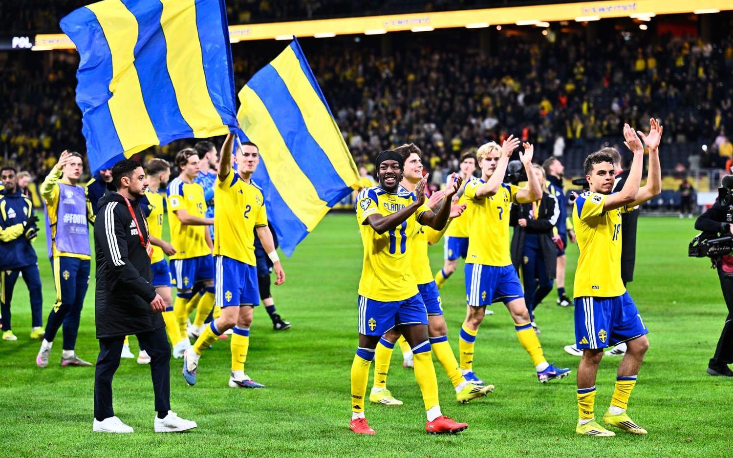 Landslaget tackar publiken för stödet i Polen-matchen. Men buropen från publiken kostar förbundet 87 000 kronor i böter. Arkivbild.