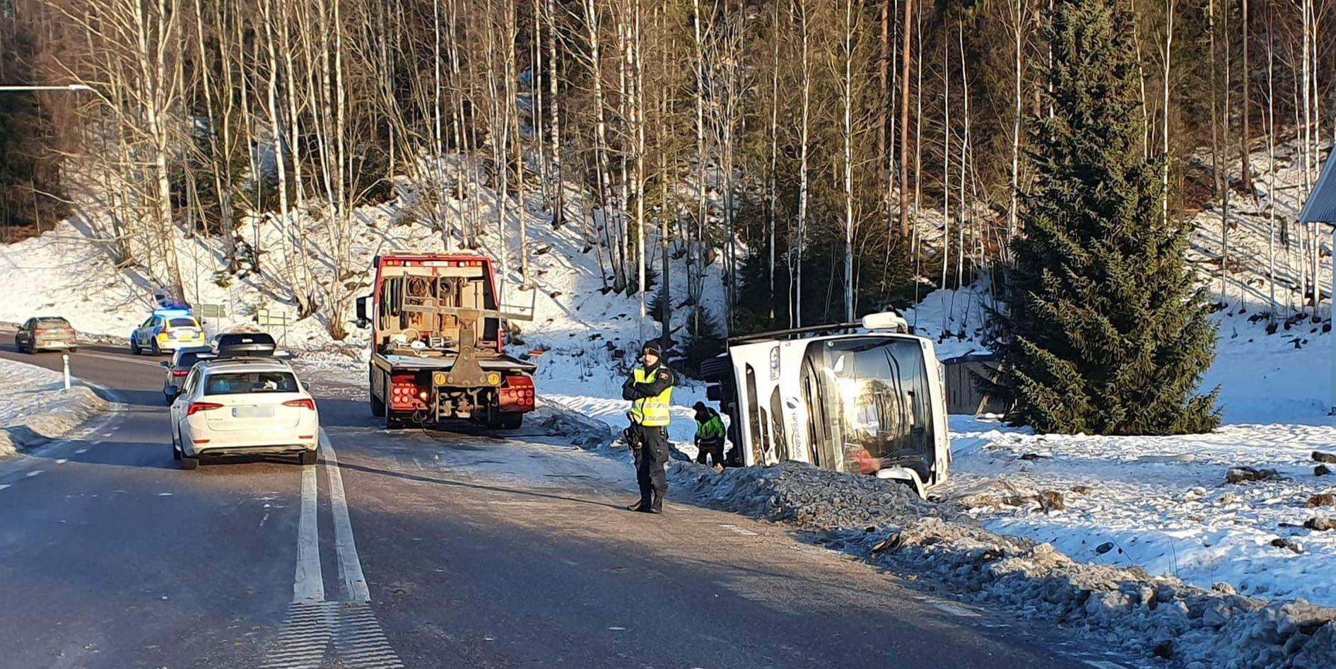 En buss med ungdomar från Västsverige har vält norr om Torsby i Värmland. 