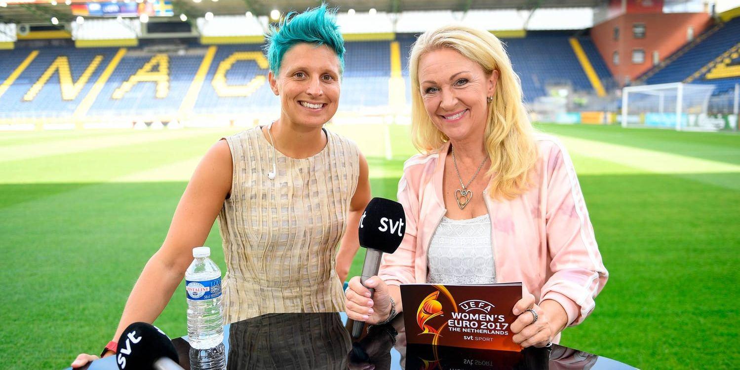Lisa Ek, till vänster, tillsammans med programledaren Jane Björck i SVT:s studio under EM.