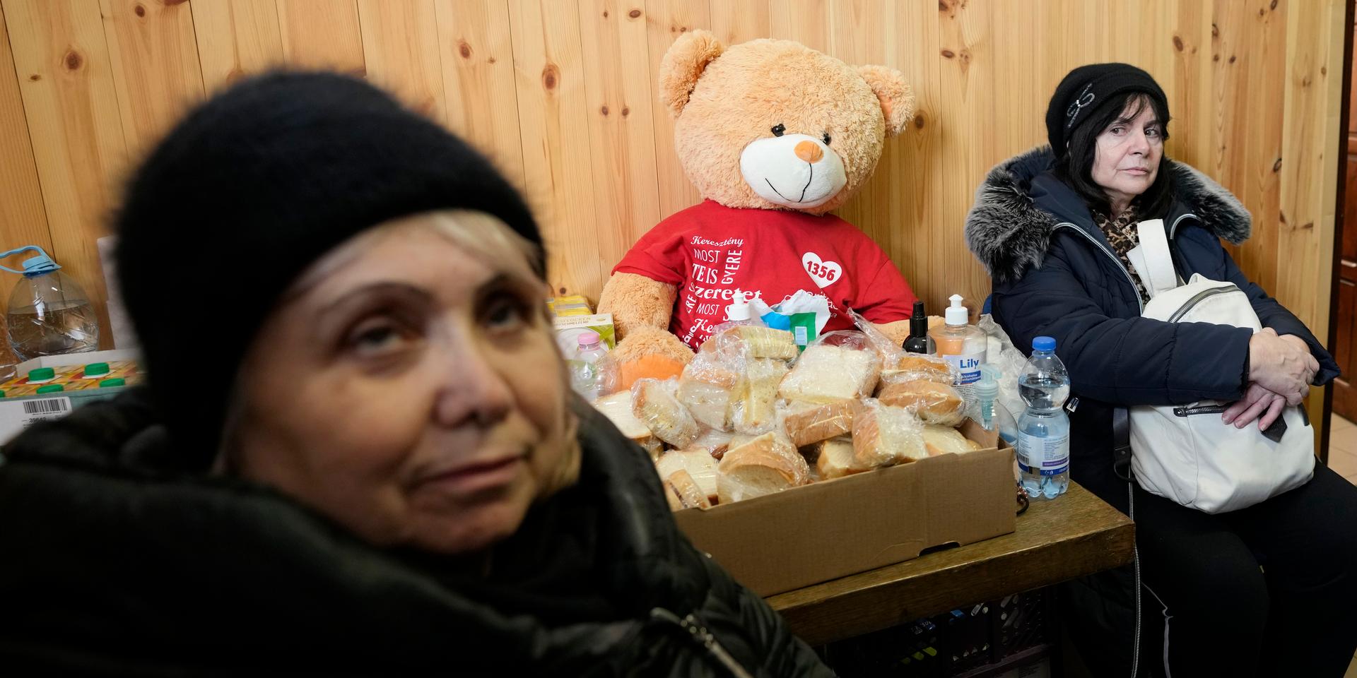 Kvinnor väntar för att registrera sig för bistånd i Ungern, efter att ha flytt från Ukraina.