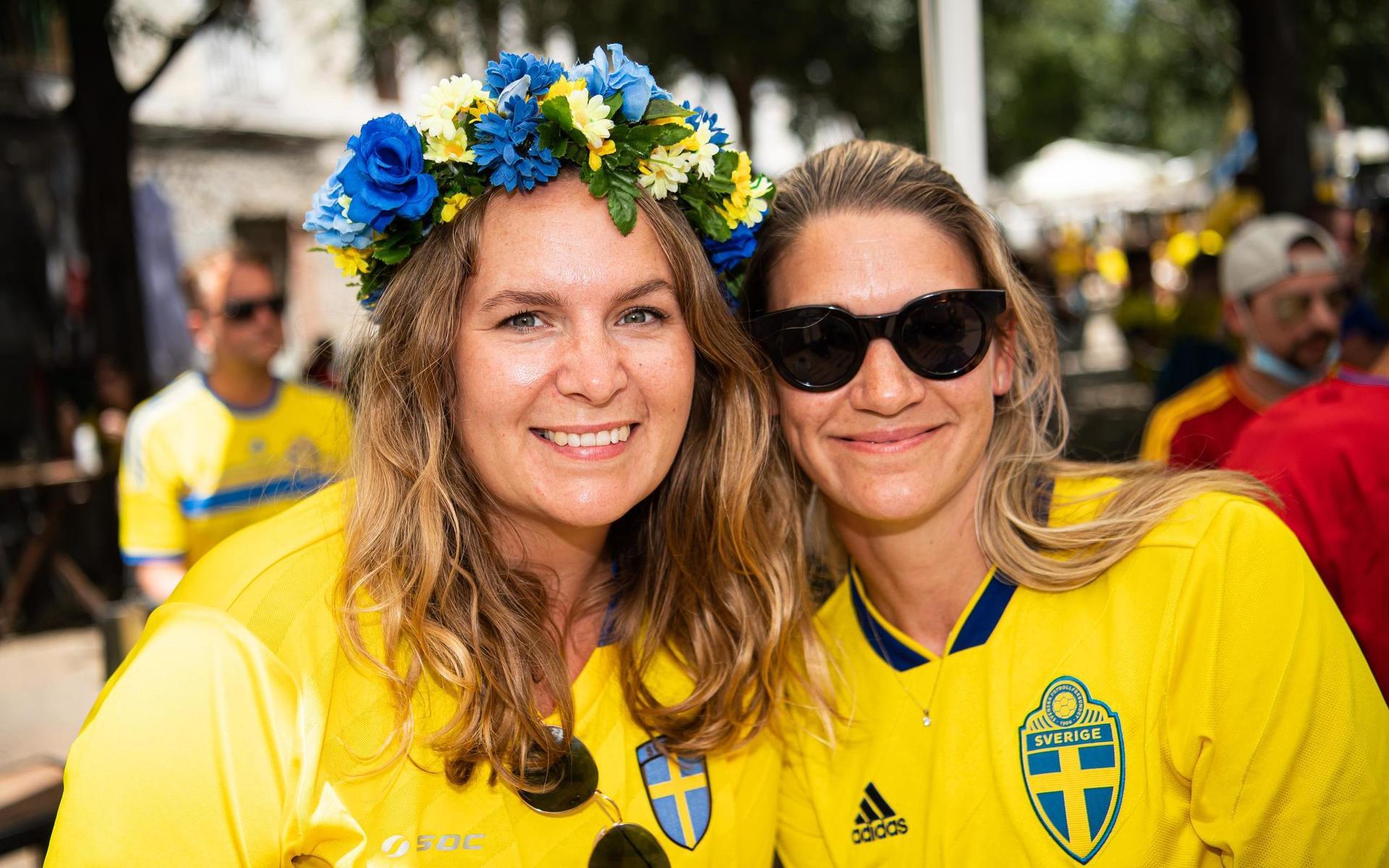 Två svenska fans laddar inför premiärmötet. 