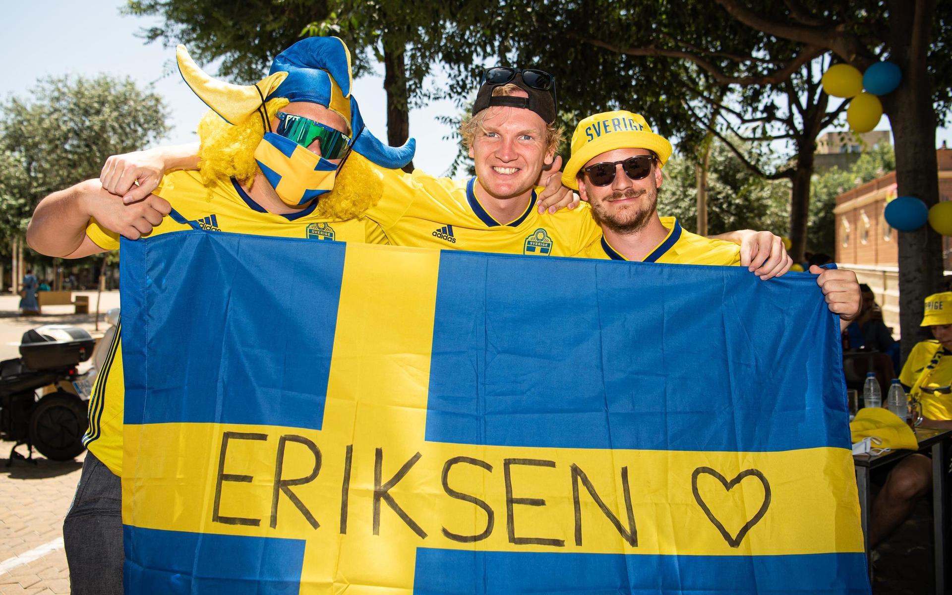 Per Olsson, Anders Hedqvist och Samuel Bergqvist håller upp en Christian Eriksen-flagga, som hyllning till den danske landslagsspelaren. 