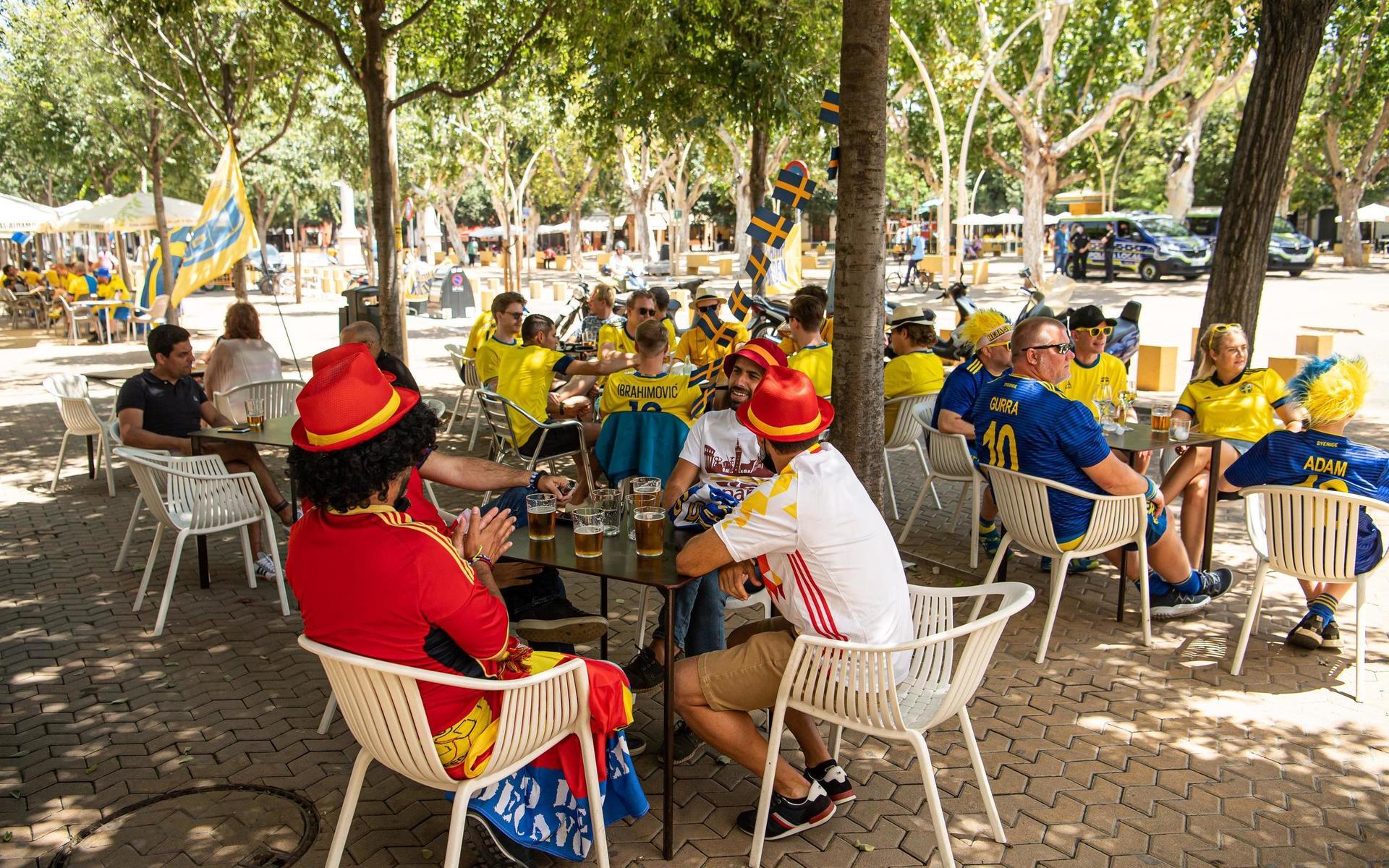 En hel del spanjorer gör de blågula fansen sällskap. 